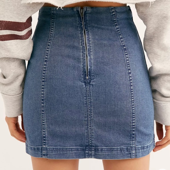 FreePeople Size 4 denim mini skirt! - Picture 3 of 4